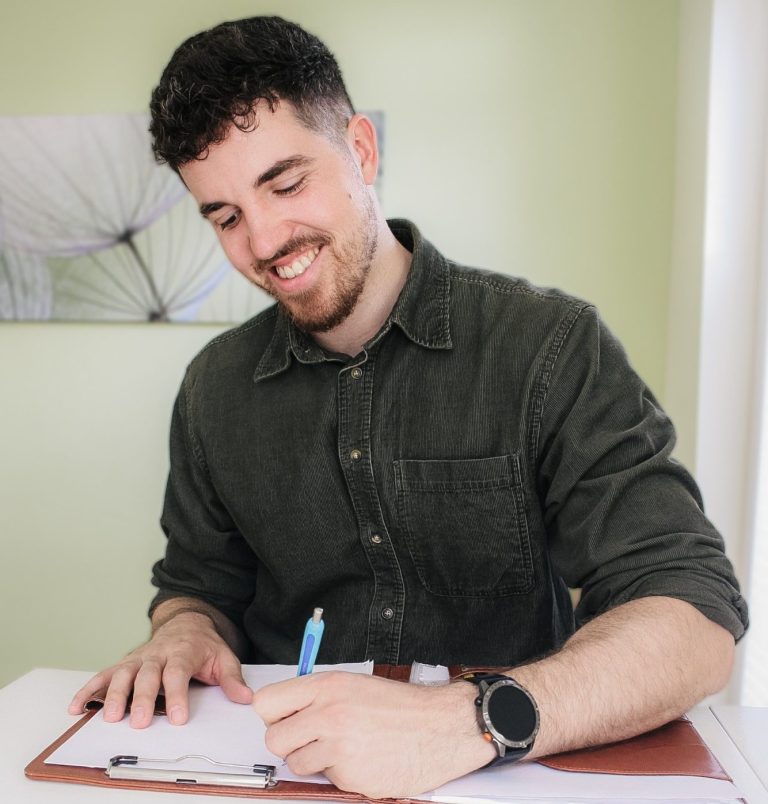 Ruben Schmöger im Beratungsgespräch in seiner Praxis in Oldenburg